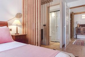 - une chambre avec un lit et une douche à l'italienne dans l'établissement Casa del ancla 2º, à Muros