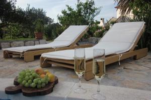 2 Betten mit Gläsern Champagner und einem Obstteller in der Unterkunft Family friendly apartments with a swimming pool Mundanije, Rab - 5076 in Rab