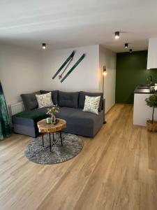 Apartament u Gazdy przy Gondoli في شتوروك: غرفة معيشة مع أريكة وطاولة