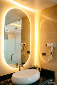 Phủ Từ Sơn的住宿－VICTORY SKY HOTEL，一间带水槽和镜子的浴室