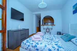 A bed or beds in a room at 042 Peaceful Mar View - Alicante Holiday