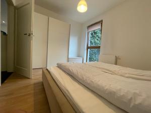 Łóżko lub łóżka w pokoju w obiekcie Home3city Nadmorski Dwór