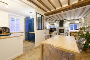 Кухня або міні-кухня у Maison du Passeur du XVIII siècle Authenticité et Confort avec Jardin et SPA pour un séjour de qualité