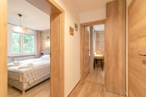 Postel nebo postele na pokoji v ubytování Wisła - Centrum, Apartament z Wiślaczkiem - Dream Apart