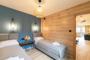 Letto o letti in una camera di Wisła - Centrum, Apartament z Wiślaczkiem - Dream Apart