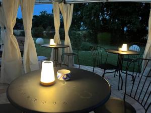 una mesa con una lámpara en el patio en Villa Archi, en Faenza