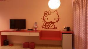 a room with a cat decal on the wall at Shui Shang Yuan Homestay in Magong