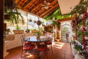 een keuken met een tafel en een aantal planten bij Apartments and rooms with WiFi Makarska - 11063 in Makarska