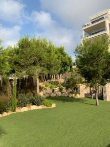 Ogród w obiekcie Las Colinas Golf - Naranjo 60 Penthouse
