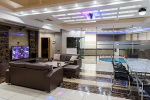 TV a/nebo společenská místnost v ubytování Avan Plaza Hotel