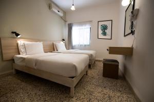Tempat tidur dalam kamar di Julia's Hotel Suites