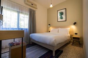une chambre d'hôtel avec un lit et une fenêtre dans l'établissement Julia's Hotel Suites, à Amman
