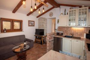 Kuchnia lub aneks kuchenny w obiekcie Stellar House Višnjan