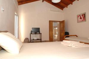 Postel nebo postele na pokoji v ubytování Ioannis Home at Skonizo