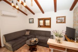salon z kanapą i telewizorem w obiekcie Stellar House Višnjan w mieście Višnjan