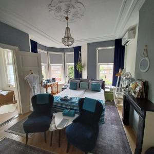 a living room with a bed and two chairs at Bed and Breakfast Raapop in Arnhem