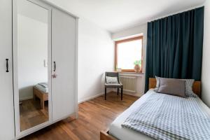 Schlafzimmer mit einem Bett und einem Fenster in der Unterkunft Alpenraum in Bad Hindelang