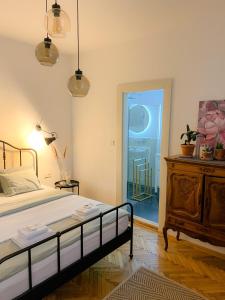 Postel nebo postele na pokoji v ubytování Romantic apartment in the city centre