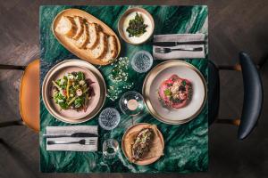 Makanan di atau berdekatan hotel