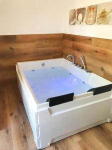 una vasca da bagno bianca con lavandino in camera di Guesia Village Hotel e Spa a Foligno