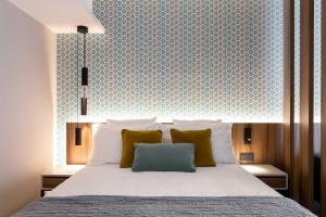 Кровать или кровати в номере The Central Kirchberg - Smart ApartHotel