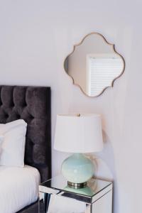 ein Schlafzimmer mit einem Tisch mit einer Lampe und einem Spiegel in der Unterkunft Marylebone Town House in London