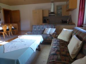 ein Wohnzimmer mit einem Sofa und einem Tisch in der Unterkunft Haus Hütter in Altaussee