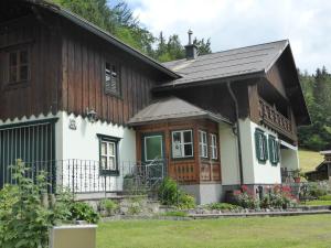 a wooden house with a gambrel roof at Haus Hütter in Altaussee