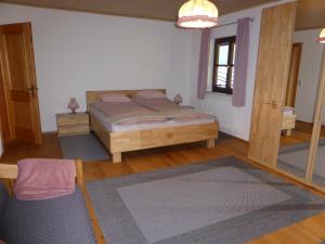 Schlafzimmer mit einem Bett und einem Fenster in der Unterkunft Haus Hütter in Altaussee