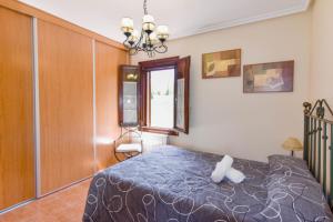 a bedroom with a bed and a window at Encantadora casa con espectaculares vistas in Ajo