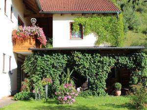 Una casa con un ramo de flores a un lado. en Ferienwohnung Gaul en Riedenburg