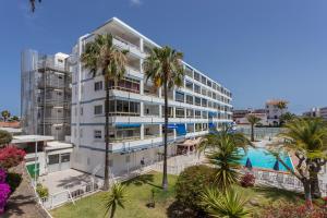 apartamentowiec z basenem i palmami w obiekcie Tinache Beach 103 Maspalomas w mieście San Bartolomé