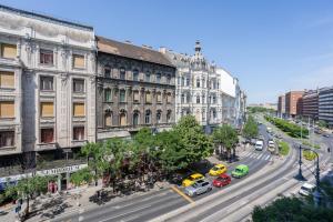 vistas a una calle de la ciudad con coches y edificios en BUENOS Boutique - A/C, 2 bathrms, amazing view en Budapest