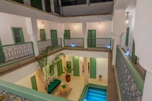 Cette chambre offre une vue sur une maison dotée d'une piscine. dans l'établissement Riad Trésor Marrakech, à Marrakech