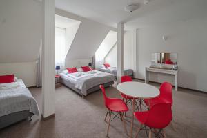 シュチルクにあるGronie Ski & Bikeのベッドルーム1室(ベッド2台、テーブル、椅子付)