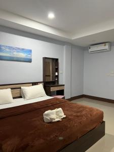 Tempat tidur dalam kamar di อาร์ทู R2 RongKhun