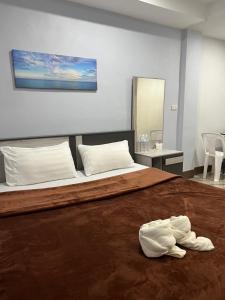1 dormitorio con 1 cama grande con sábanas blancas en อาร์ทู R2 RongKhun en Chiang Rai