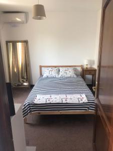 um quarto com uma cama num quarto em Vila ALBA AREAL em Costinesti
