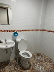 チェンライにあるอาร์ทู R2 RongKhunのバスルーム(トイレ、洗面台付)
