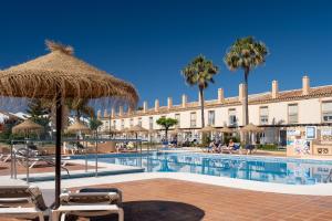 La alberca dentro o cerca de Family & Beach Apartments Mijas Costa & Fuengirola by ALFRESCO STAYS 255 fotos más