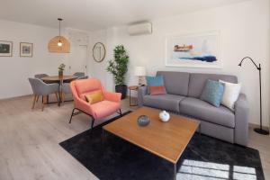 Un lugar para sentarse en Family & Beach Apartments Mijas Costa & Fuengirola by ALFRESCO STAYS