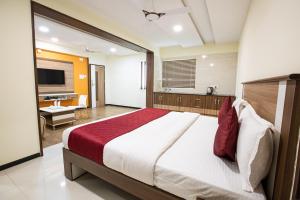 Ένα ή περισσότερα κρεβάτια σε δωμάτιο στο Santhoshpuri