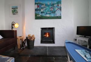 sala de estar con chimenea y TV en Sea la Vie, en Newcastle