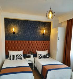 イスタンブールにあるHotel Novaのベッドルーム1室(ベッド2台、ヘッドボード付)
