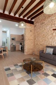 una sala de estar con un sofá y una mesa en Myflats Luxury Bailen, en Alicante
