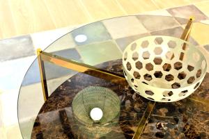 Una mesa de cristal con un cuenco encima. en Myflats Luxury Bailen, en Alicante
