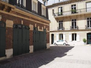 Zdjęcie z galerii obiektu Studio Calme Pres Des Champs Elysees w Paryżu