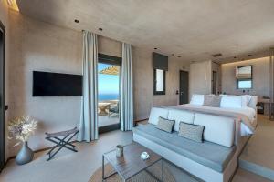 TV a/nebo společenská místnost v ubytování North Santorini - A Luxury Spa Hotel