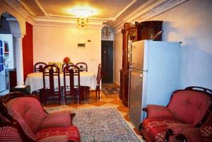 O zonă de relaxare la Room in Apartment - Best Price In Downtown, Walk Everywhere