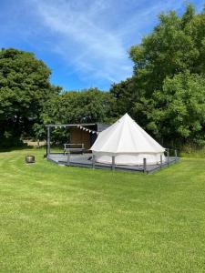 LlangrannogBell tent 1 Glyncoch isaf farm的草场中央的白色帐篷